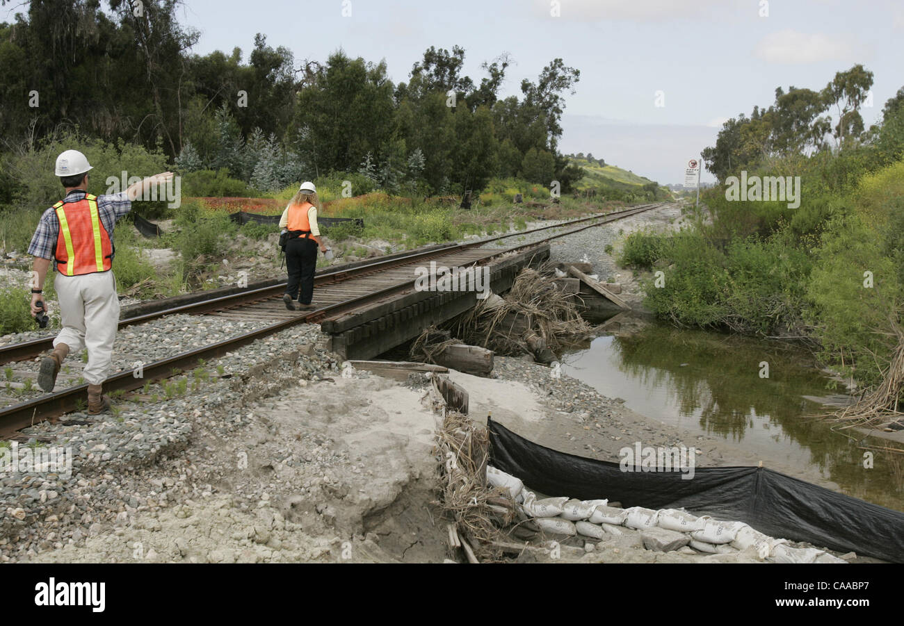 Biologe Viviane Marquez (rechts) und Capital Projekte und Bauingenieur Bruce Smith suchen Vögel entlang der Route der Sprinter in Oceanside am Montag. Die beiden sind die Loma Alta Creek überqueren. Marquez, biologische Berater arbeitet auf einem Gebiet Überwachung Umfrage durch, um welche Bereiche zu etablieren Stockfoto