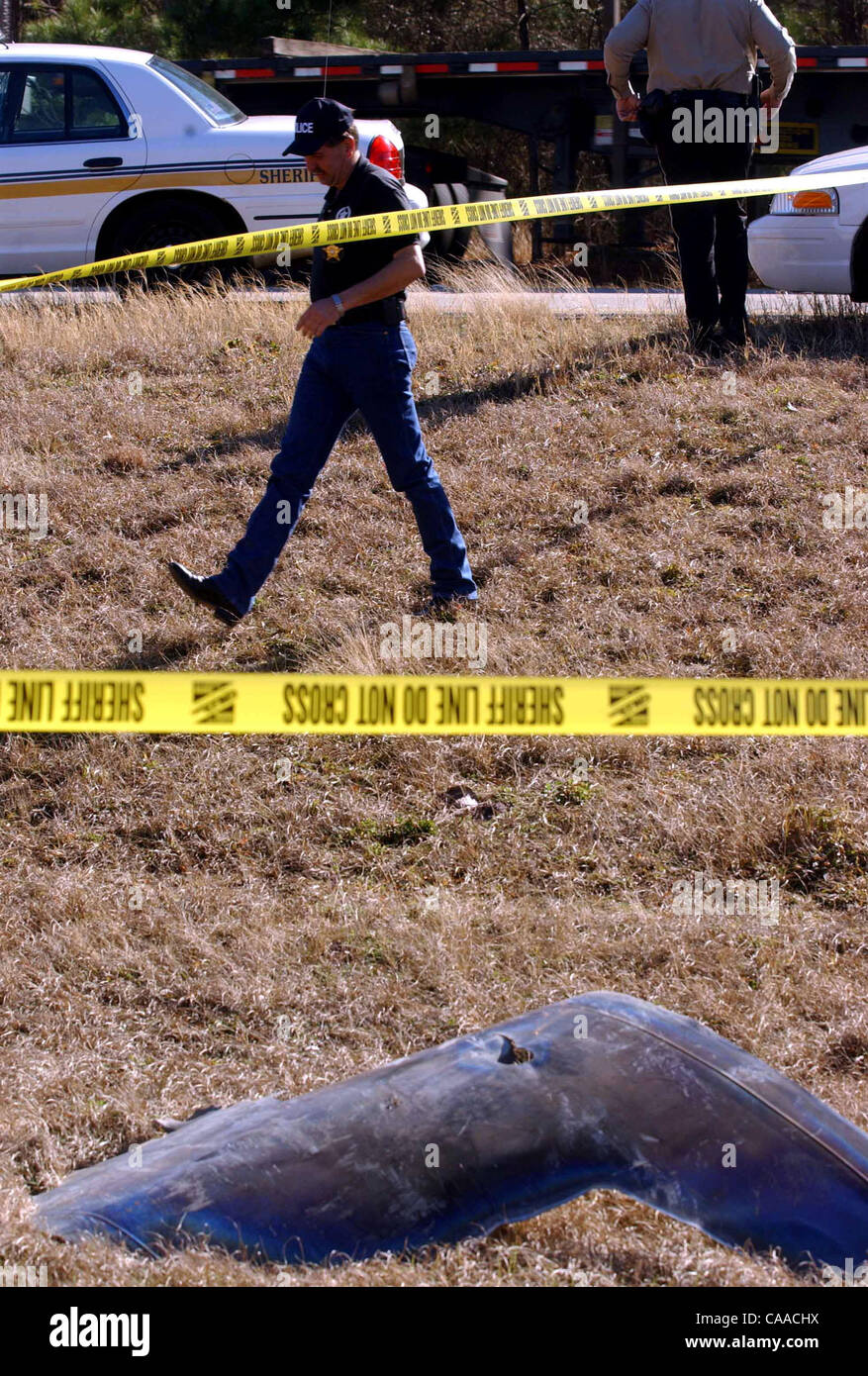 1. Februar 2003; Palästina, Texas, USA;  ! OHNE uns MAGS bis 04.02.2003! Anderson County Beamten mit Klebeband aus dem Gebiet um ein Stück Metall Belived aus dem Space Shuttle Columbia auf Highway 155 nördlich von Palästina, TX. Das Stück wurde noch rauchen, wenn Beamte ankommen. NASA Shuttle Columbia STS-107 Stockfoto