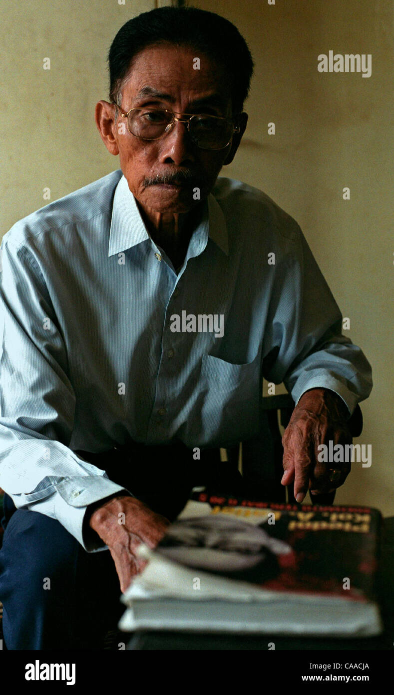 JAKARTA, Indonesien 1. Februar 2003 ehemalige indonesische Streitkräfte Oberst ABDUL Latif in seinem Haus.  Oberst LATIEF war einer der Offiziere, der angeklagt wurde, im laufenden PKI (Indonesische kommunistische Partei) beteiligt.  Foto von Roy Rubianto/Jiwa Foto Stockfoto