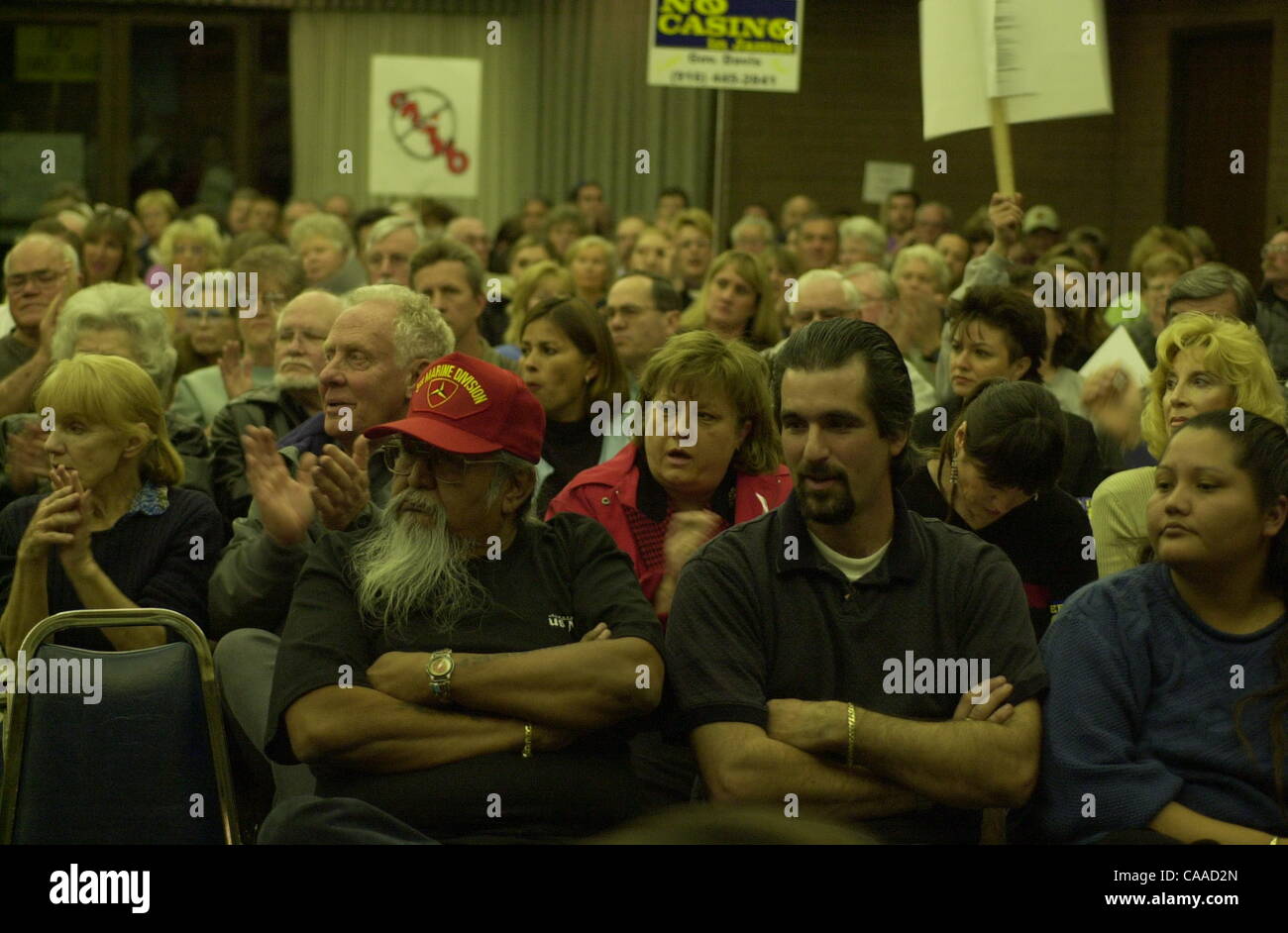 (Veröffentlichten 16.03.2003, a-10) Betroffenen Bewohner erwies sich in großer Zahl 6. Februar 2003 für eine Anhörung zu umstrittenen Vorschlag der Jamul Indian Village, ein Hotel-Kasino zu bauen. Stockfoto