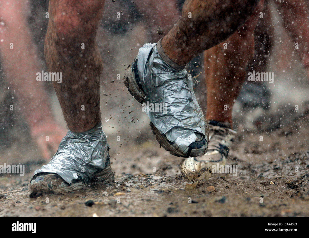 Rohr mit Klebeband Schuhe erhalten eine Training während der 2005 Armed  Services YMCA Mud Run in Camp Pendleton. Einige Läufer glauben, dass  Klebeband verhindert, dass Ihre Schuhe immer während der mehrere Mud-Pits