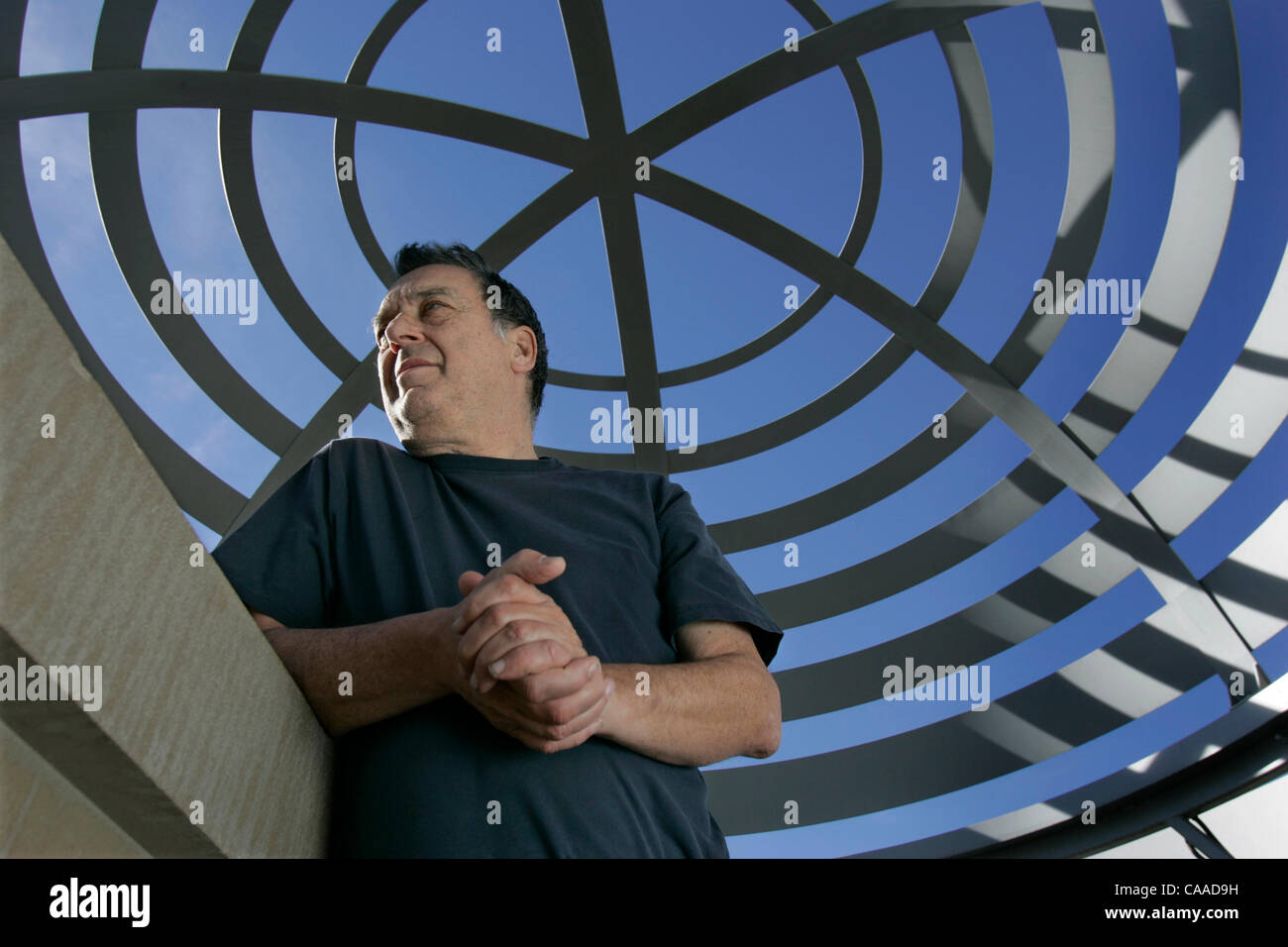 (Veröffentlichte 03.02.2006, e-1)  SLfrears249323x001/Dec 6---Stephen Frears interviewt von Kritiker David Elliott für die kommende Nacht & Tagesprofil mit Beitrag gehen. Stephen Frears, Direktor des "Mrs Henderson Presents".   Foto/Scott Linnett Stockfoto