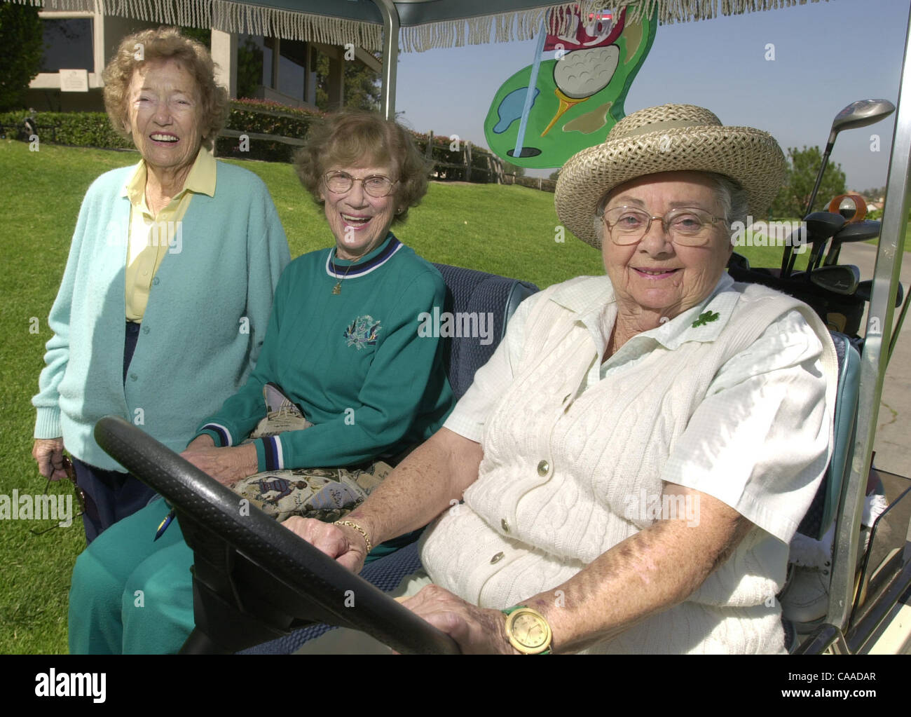 (Veröffentlicht 28.03.2003, NI-4; 17.04.2003, NC-11) SLgolfladies201510x001/Mar 12---(L-R) Billie Finch, Dorothy Anderson und Gertrude Cerutti sind die drei Mitglieder des Golf Frauengruppe in Rancho Bernardo, Bernardo-Ettes. Die drei Frauen sind in den 90er Jahren und immer noch spielen jeden Mittwoch-Morgen Stockfoto