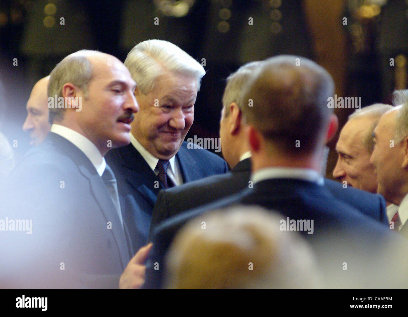 Der Präsident von Belarus Alexander Lukashenko (links) und der ehemalige Präsident von Russland Boris Yeltsin feiern Tag der Verteidiger des Vaterlandes in der Staatsduma. Stockfoto