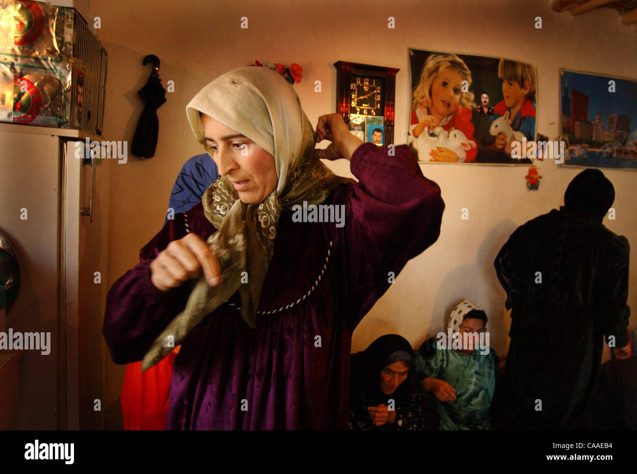 (Veröffentlicht 05.03.2003, a-12): NC ANSAR X011... 3. März 2003, Halabja, Irak... Nach einer Mahlzeit für eine Familie von 12.  Etwa 7 Meilen ihrem Dorf Biyara, diese Flüchtlinge geflohen ihr Dorf für Halabja.  Sie verließ Mitte Februar eines der den letzten Angehörigen der Biyara Drive Stockfoto