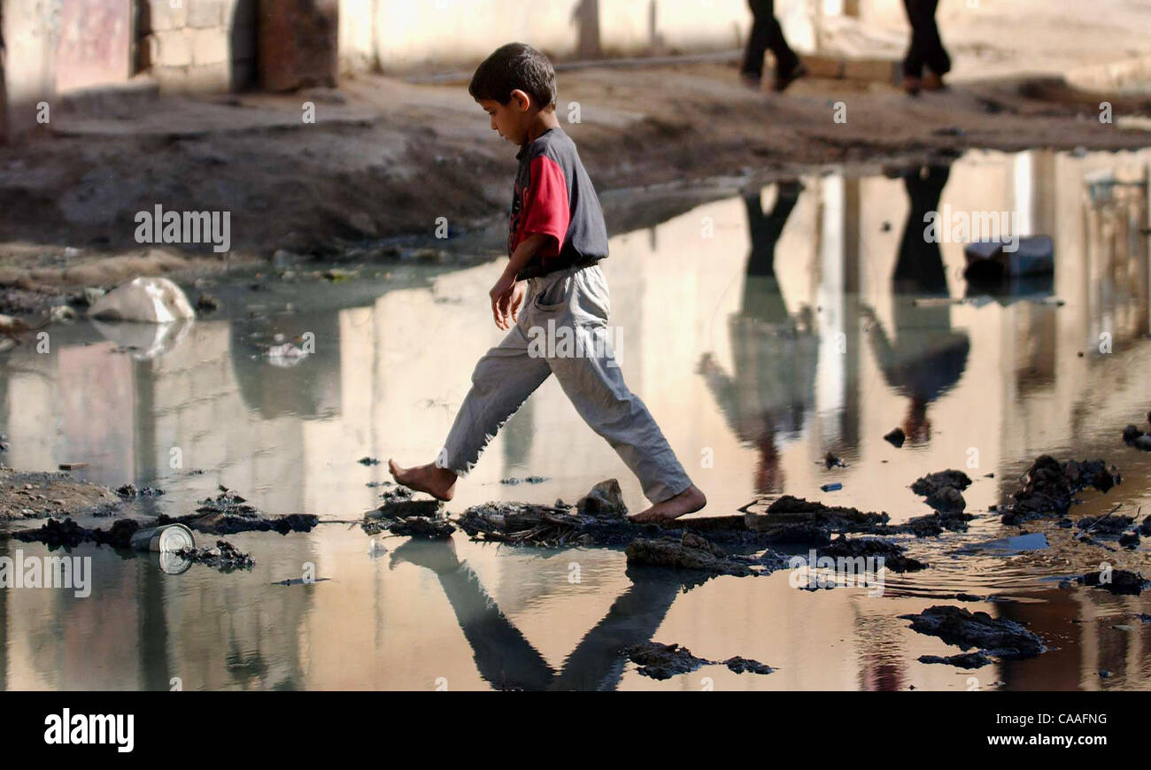 (Veröffentlicht 21.04.2003, a-4): NC Bagdad X008... 18. April 2003, Bagdad, Irak...  Im Anschluss an die Kämpfe in Bagdad zwischen der irakischen Armee und den Koalitionstruppen, stehen viele der kleinen Städte wie Saddam City jetzt kein Strom, kein fließendes Wasser und gesehen, wie er Stockfoto