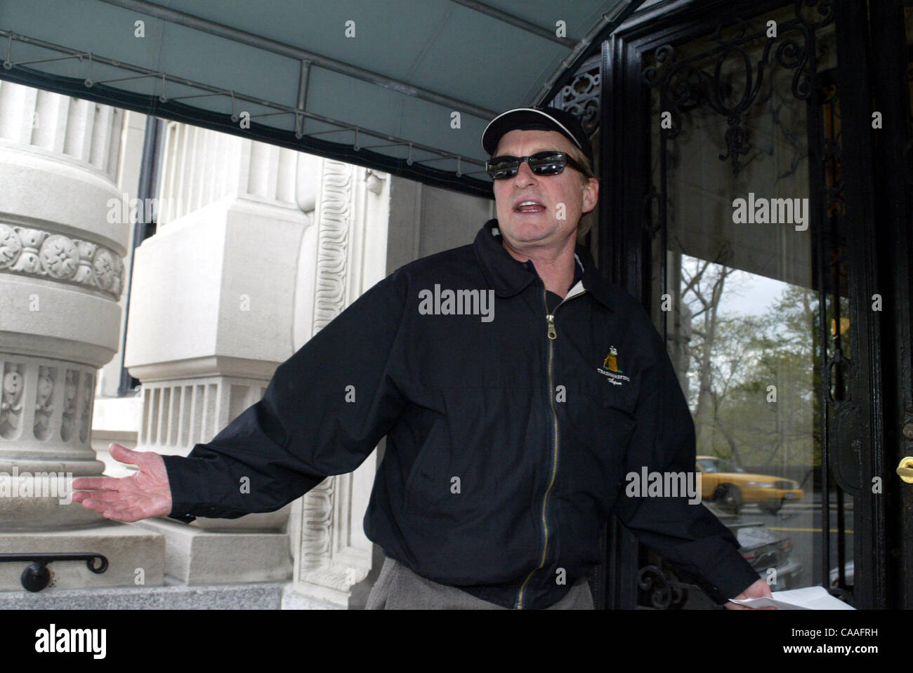 Schauspieler Michael Douglas Ankunft seiner NYC-Wohnung am 23. April 2003. Stockfoto