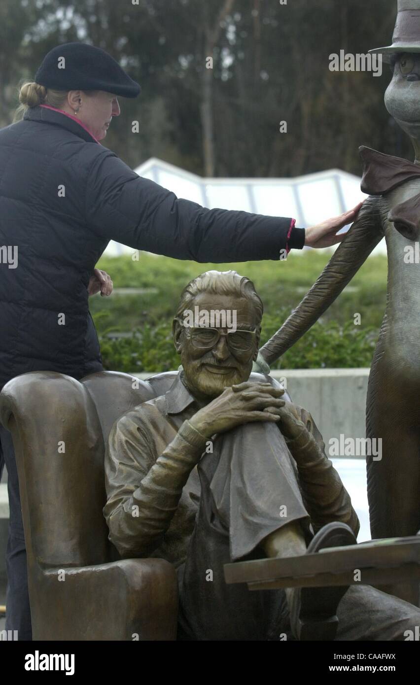 (Veröffentlicht 21.02.2004, b-1:1, 7; UTS1790550) Bildhauer Lerche (Cq) Dimond-Cates (Cq), Stieftochter von Ted Geisel, Reichweite über zur Geisel - Dr. Seuss' - Alter Ego, die Katze im Hut. Die Katze war die unbekannte Katze die meisten Freitagmorgen unter grauen Verschluss, und schließlich mit viel Lärm (das Metall Heringe unter h Stockfoto