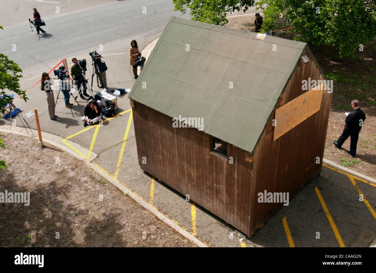 1. Mai 2003; Sacramento, Kalifornien, USA; Die 10' x 13' Holzhütte, die Ted Kaczynski, der verurteilten Unabomber in Montana lebten wurde bis heute Privateigentum Donnerstag, 1. Mai 2003 übertragen.  Die Struktur sollte nicht demontiert und entfernt ein Lager am Mather regionale Pa Stockfoto