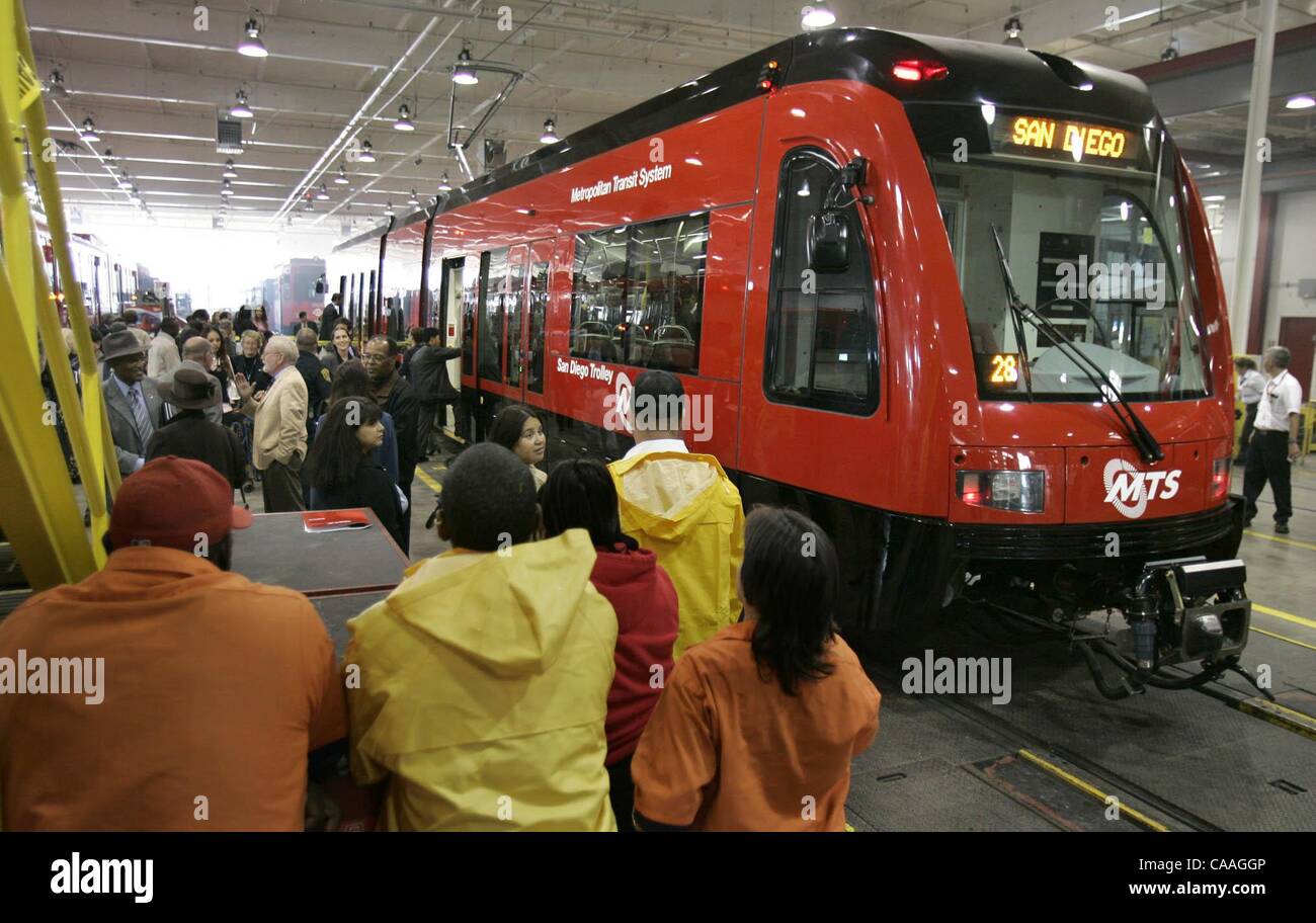 (VERÖFFENTLICHT 03/18/3005, B-1:1, 2, 6, 7) SLtrolley230100x003/Okt 28---Metropolitan Transit System und San Diego Association of Governments enthüllt die erste 11 neue Stadtbahn Fahrzeuge, nächsten Sommer mit der Eröffnung der Mission Valley East Erweiterung bereitgestellt werden.  Etwa 100 Menschen versammelten sich in der S Stockfoto