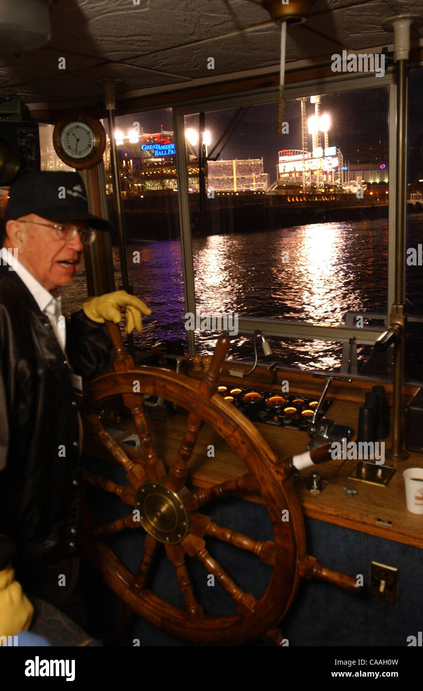 5. Juni 2003 - Cincinnati, Ohio, USA - Captain BOB POLLITT Piloten das BB Riverboats inkl. Wasser-Taxi "The River Queen," wie kommt es zu der great American Ballpark Baseball Fan Passagiere abholen. (Kredit-Bild: © Ken Stewart/ZUMA Press) Stockfoto