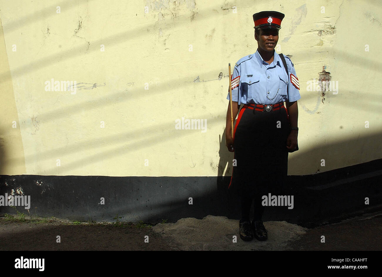 Sgt. Sheila Andall der königlichen Grenadian Polizei patrouilliert eine Fläche von St. George. Jedes Jahr am 25 Okt. feiern Grenadians die Ankunft der US-Truppen mit ein offizieller Feiertag. Sie nennen es Erntedankfest. Stockfoto