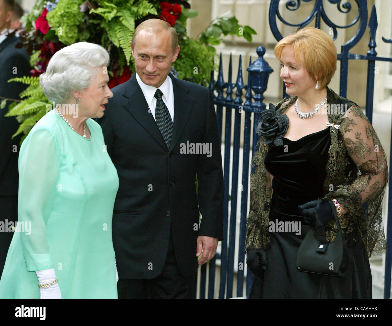 Queen Elizabeth die Sekunde (auf der linken Seite), der Präsident von Rußland Vladimir Putin (in der Mitte) und Lyudmila Putin (rechts) auf einem Bankett im Haus Spensera. (Kredit-Bild: © PhotoXpress/ZUMA Press) Einschränkungen: Nord- und Südamerika Rechte nur! Stockfoto