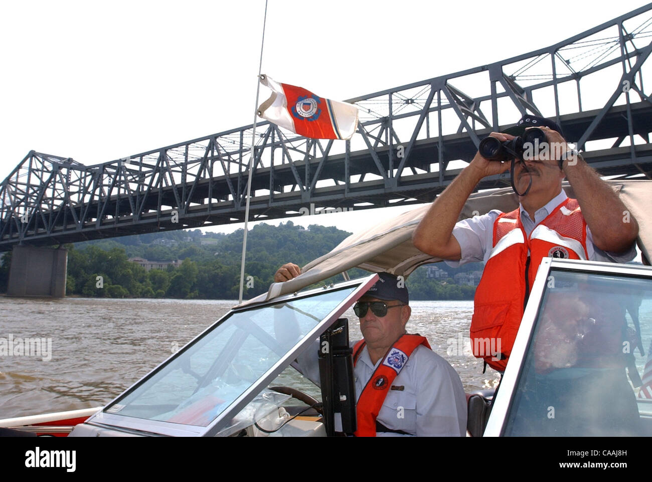 5. August 2003 - Cincinnati, Ohio, USA - Unterquerung der i-75 Brücke sind Mitglieder der ehrenamtlichen United States Coast Guard Hilfskräfte, die helfen regelmäßige und Küstenwache Personal Patrouille den Ohio River, von der Suche nach jeder verdächtige Vorfälle, die terroristische Activit hinweisen zu reservieren Stockfoto