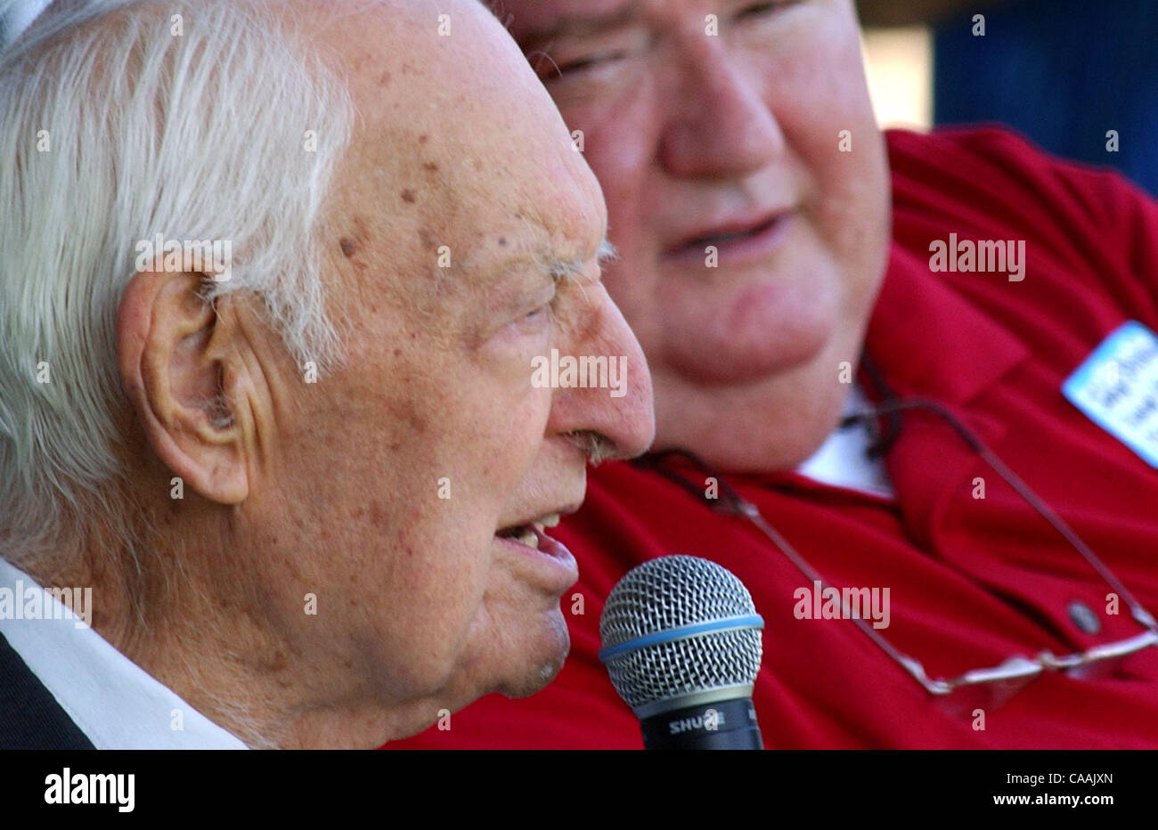 Sep 06, 2003 - Covington, Kentucky, USA - Pionier Tage gefeiert "Pionier politischen Soap Box" im Pionierpark am KY 17. Sprechdauer zur Masse (Forgound) ist 100 Jahre alte Dr. THOMAS CLARK, der als "Herr History of Kentucky", durch den Veranstalter JOHN STEPHENSON (Hintergrund) in Rechnung gestellt wurde. (Kredit-Bild: © Stockfoto