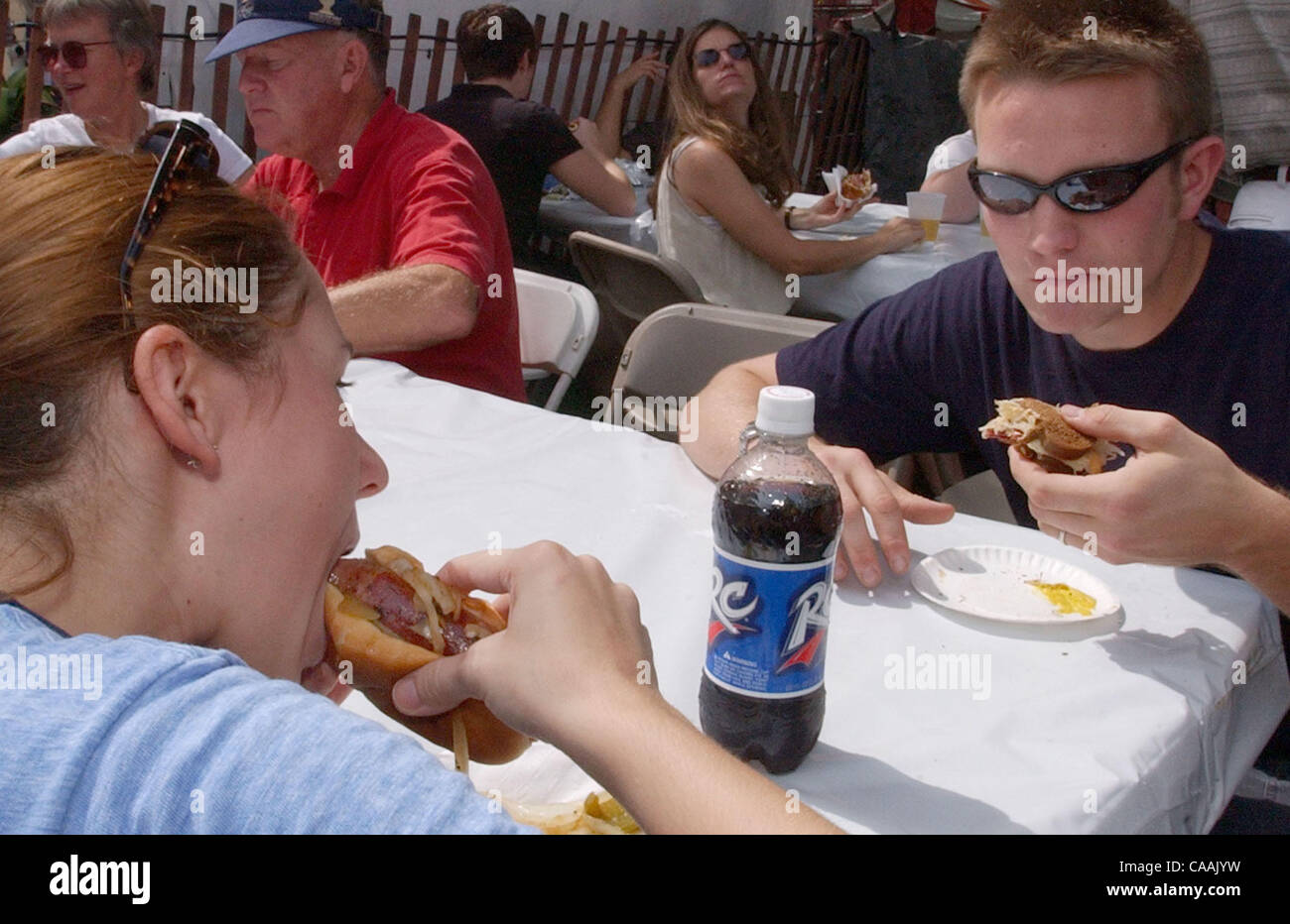 Sep 07, 2003 - Covington, Kentucky, USA - bei der Covington Oktoberfest, ein Rubin-Sandwich zu Essen ist Tschad EVELLY, die das Fest mit seiner Frau Evelyn... dabei war, einen Bissen von einem riesigen Mett auf einem Brötchen ist... Die Evelly sind aus Clifton Abschnitt von Cincinnati, Ohio. (Kredit-Bild: © Ken Stewart/Z Stockfoto