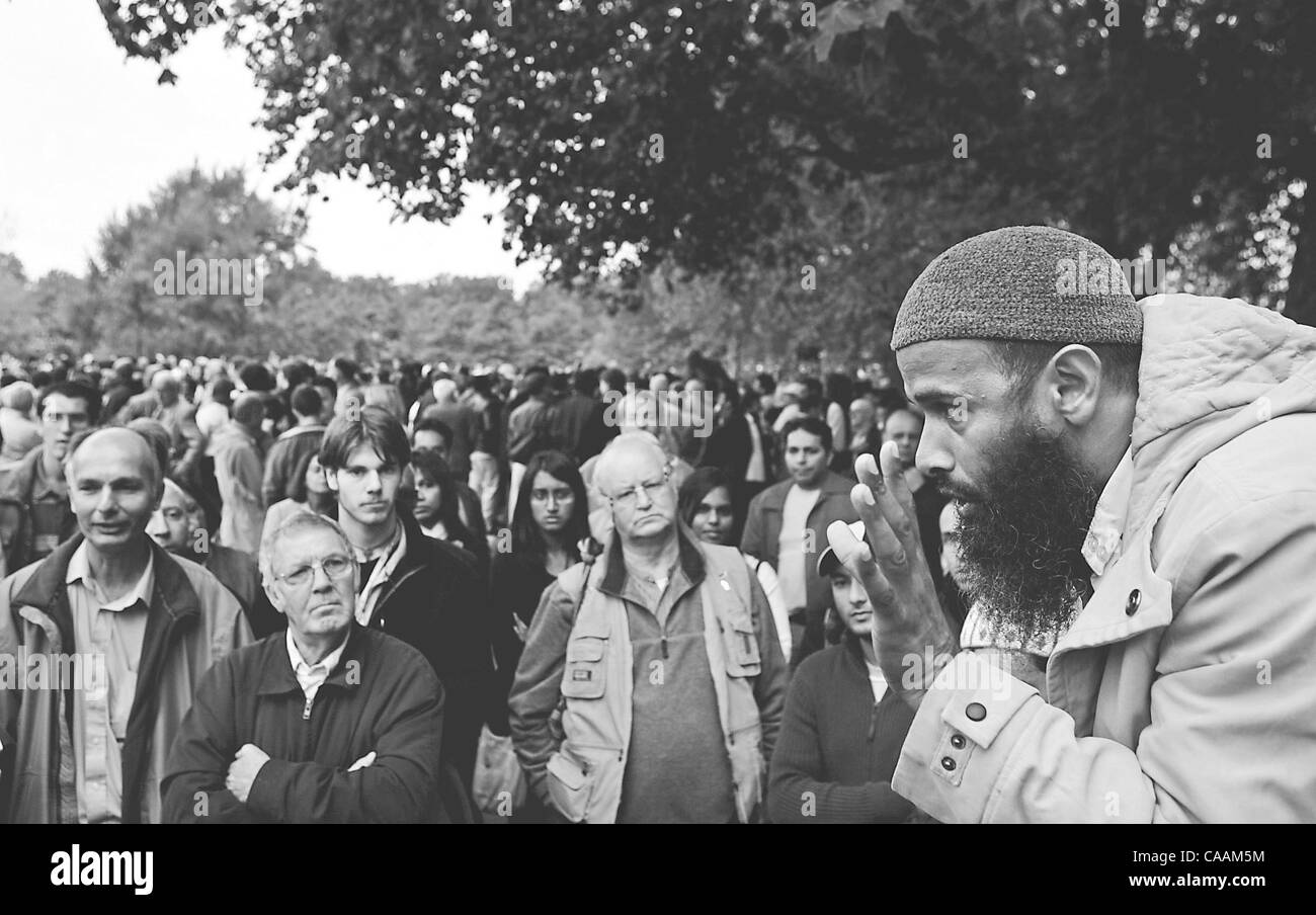 18. Oktober 2003; London, UK; Am letzten Sonntag versammelte sich eine Menschenmenge von Londonern im Hyde Park Speakers Corner, Mohammed Hussein zuzuhören, wie er anti-amerikanische ausspucken. Stockfoto