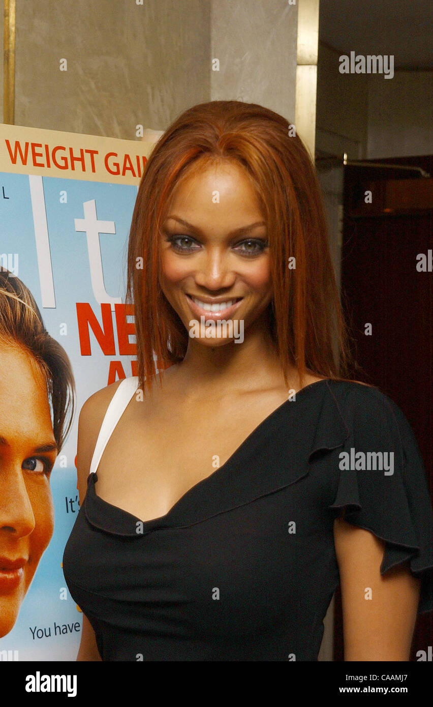 22. Oktober 2003; New York, NY, USA; Model TYRA BANKS ehrte am Health Magazine Beauty Awards Mittagessen im Rainbow Room am Rockefeller Center statt. Stockfoto
