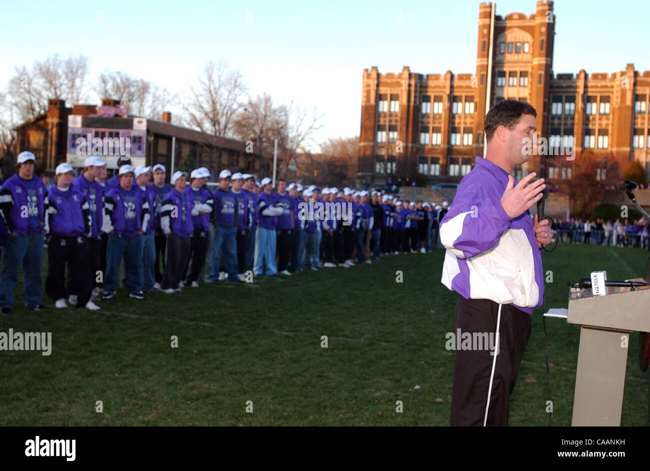 30. November 2003 befasst sich Elder HS - Cincinnati, Ohio, USA - Fußball-Trainer DOUG RAMSEY die Schar von Fans, die dort waren, die Teams zweite State Championship gewinnen zu Ehren. (Kredit-Bild: © Ken Stewart/ZUMA Press) Stockfoto