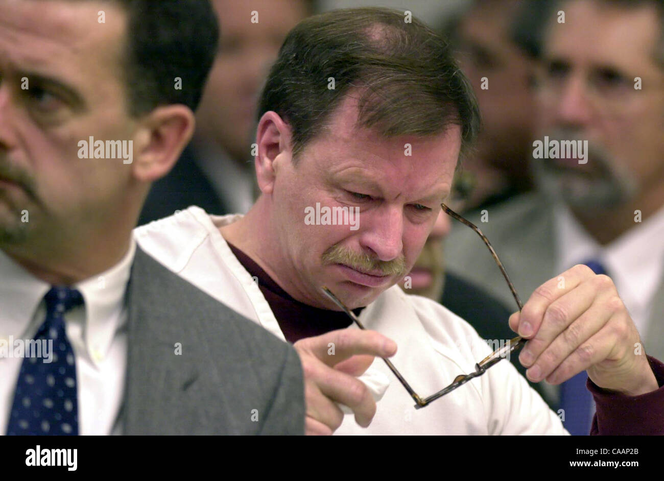 18. Dezember 2003; Seattle, WA, USA; GARY RIDGWAY bricht zusammen, als er, von Robert Rule, der Vater des Opfers Linda Regel während seiner Verurteilung in King County Superior Court in Seattle hört. Gary Ridgway war vor Gericht zu lebenslanger Haft für jeden seiner 48 Grafen von Mord in der Green River Killer Se erhalten Stockfoto