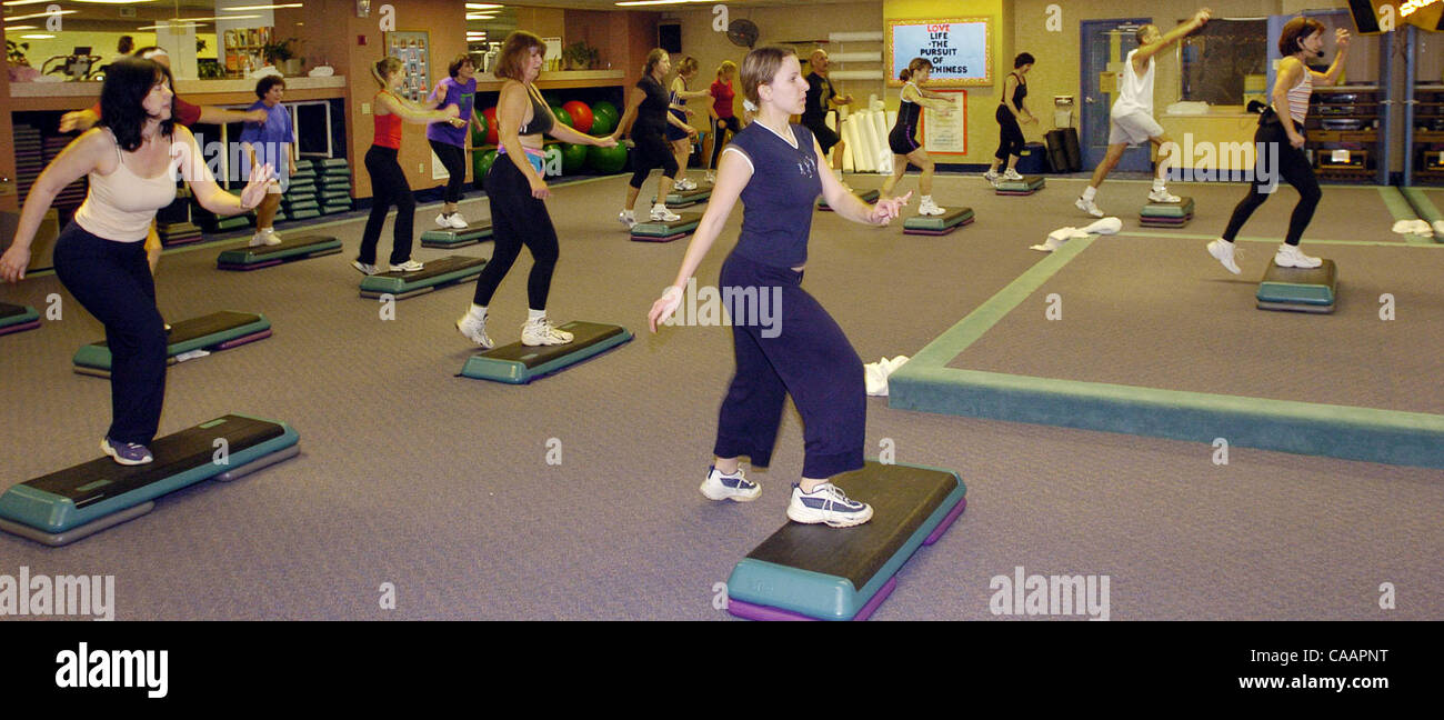 Eine Schritt-Klasse in Walnut Creek Sport- und Fitness Mittwochabend 7. Januar 2004, für Geschichte über Leute, welche an Fitness-Studios am Anfang des Jahres. (Contra Costa Times / Dan Rosenstrauch) 2003 Stockfoto