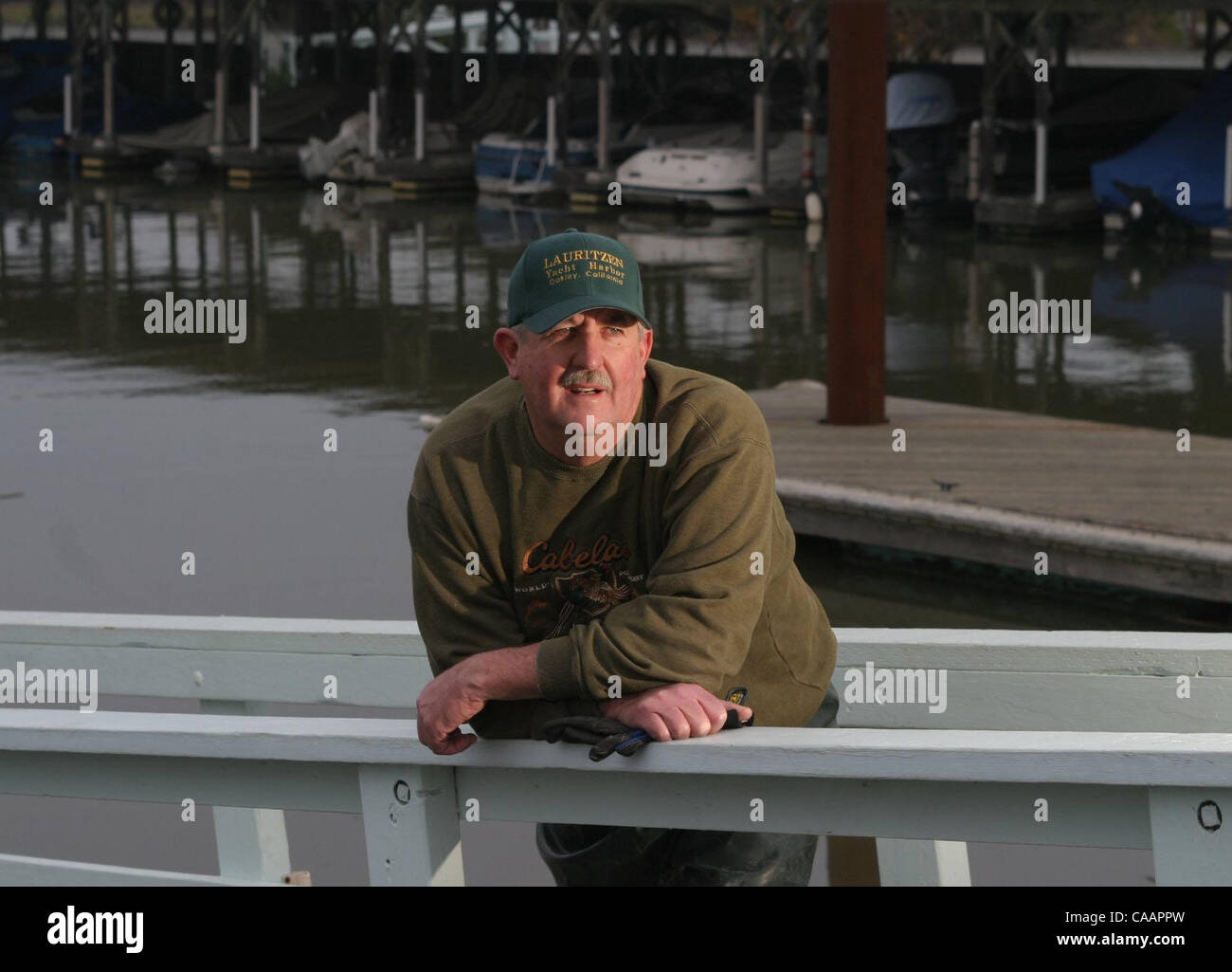 Chris Lauritzen Cq Lauritzen Yacht Harbor in Oakley, Kalifornien auf Dienstag, 6. Januar 2004. Lauritzen wurde Ironhouse Sanitär Landeshauptmannschaft William Trice zu ersetzen. (Dean Coppola/Contra Costa Times) Stockfoto