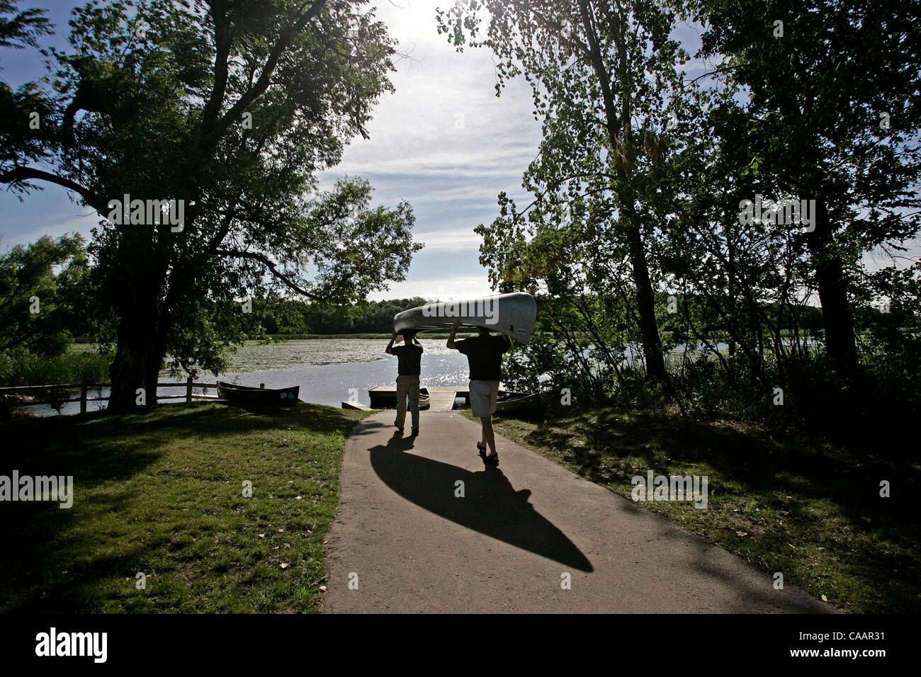 10. Juli 2007 - will die Stadt von Minnetonka seine Ausdehnung des Minnehaha Creek mehr Menschen zugänglich zu machen und die Banken wieder ein natürlicheres Aussehen.  City-Manager John Gunyou nahm seine Mitarbeiter, die drei-Flüsse-Park-Bezirk und Stadtteil Minnehaha Creek Watershed für eine Fahrt auf der cree Stockfoto