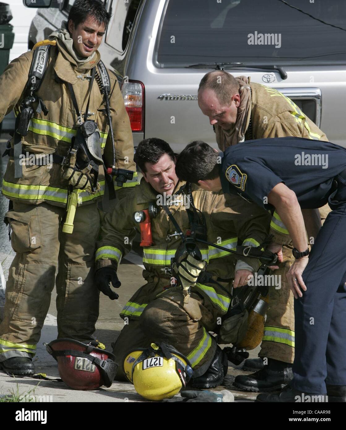 (Veröffentlichte 04.03.2005, NC-1)  Feuerwehrmann JON BLUMEYER, der Vista Feuerwehr bekommt von Mitarbeitern unterstützt, nach brauchen eine Pause von der Hitze und Rauch während des Kampfes eines Hausbrand bei 1645 Manor Drive in Vista. Er war nach der Pause in Ordnung.  U/T Foto CHARLIE NEUMAN Stockfoto