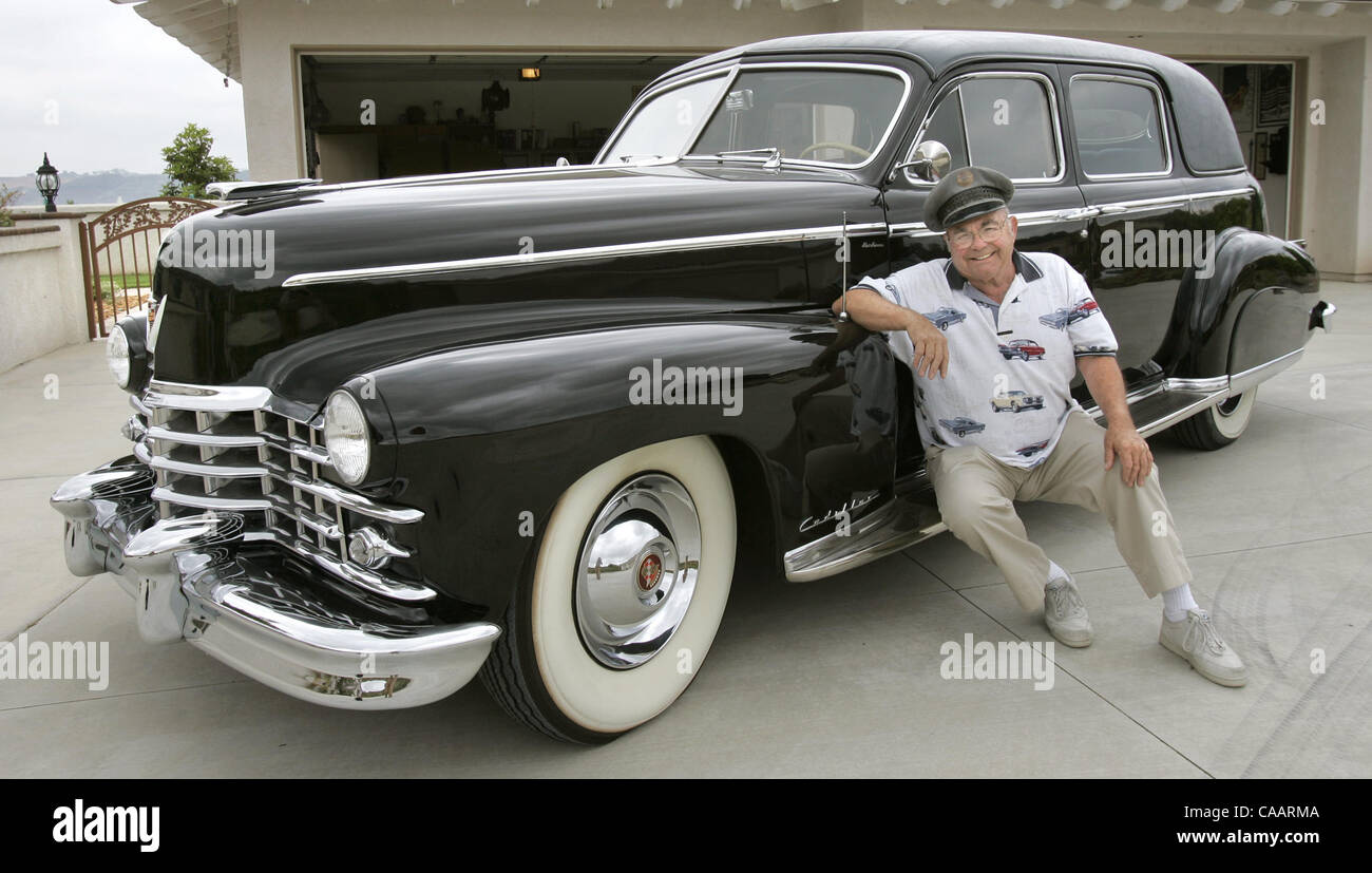 DuMONTE VOIGT sitzt auf dem Trittbrett von seinem 1947 Cadillac Modell 75 formale Limosine.  U/T Foto CHARLIE NEUMAN Stockfoto