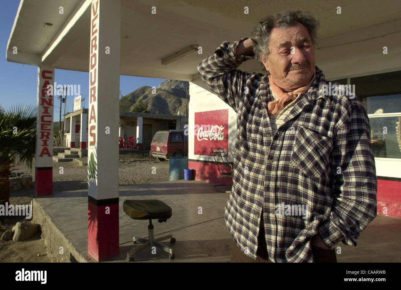 ALICEO SANDOVAL gähnt auf der Veranda sein Geschäft, "Mini-Markt Sandoval,", wie er den Platz für den Tag öffnet, die auf der Hauptstraße der Stadt und auf der anderen Straßenseite von der Bucht ist. Er lebt hier in Bahia De Los Angleles seit 30 Jahren. Davor lebte er in Tijuana. Er sagt, dass er gegen Entwicklu Stockfoto
