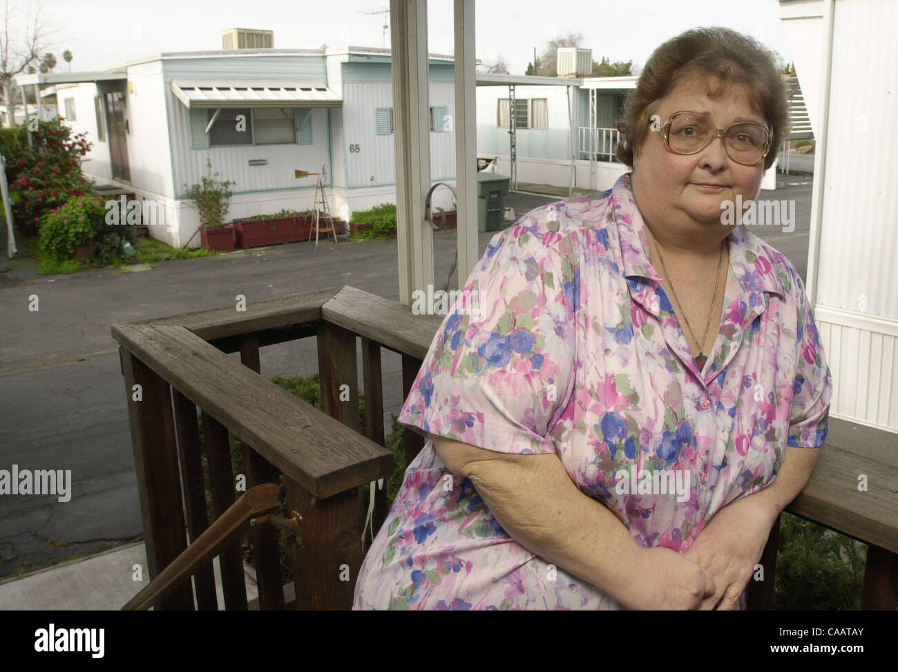 Janet Tonnesson, Bewohner von Diablo Lodge Mobilheimpark in Concord steht auf der Veranda von ihrem Mobilheim Donnerstag Februar 19,2004. Sie ist eine der vielen Bewohner, der sich beschwert, eine geplante Miete Wanderung ist zu viel, und der Vermieter hat einen schlechten Job, die Pflege des Parks. (Contra Costa Times / Bob La Stockfoto