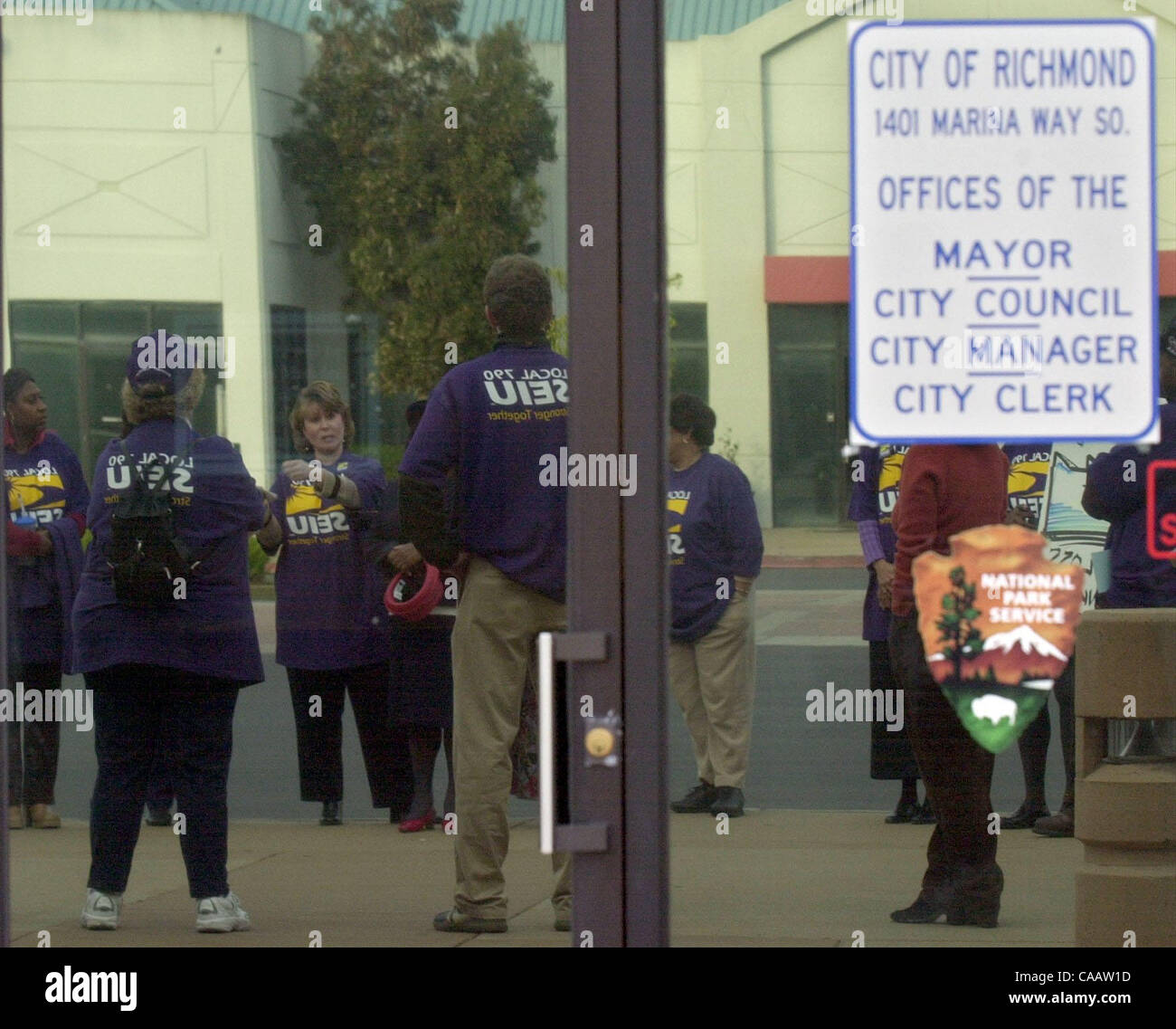 Die SEIU hält Protestsof Richmond Misswirtschaft der Stadt Geld außerhalb der Richmond City Hall am Donnerstag, 15. Januar 2004 in Richmond, Kalifornien  Mehr die 30 Mitglieder der SEIU herauskam, die Stadt Misswirtschaft zu protestieren.  (Contra Costa Times / Gregory Urquiaga) Stockfoto