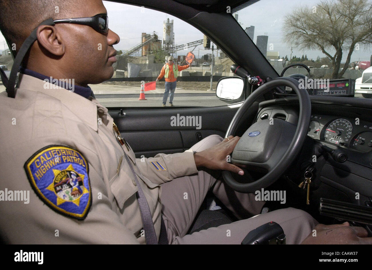Kalifornien Patrol Officer Levy Barnes Patrouillen Hwy. 4 in Brentwood Kalifornien Mittwoch, 28. Januar 2004.  Ein Bericht zeigt, dass sie in der Lage, die Strecke von Highway 4 zwischen Brentwood Kalifornien und San Joaquine Bezirksgrenze in den vergangenen Jahren sicherer zu machen gewesen.  Die Strecke der Autobahn erfordert mo Stockfoto