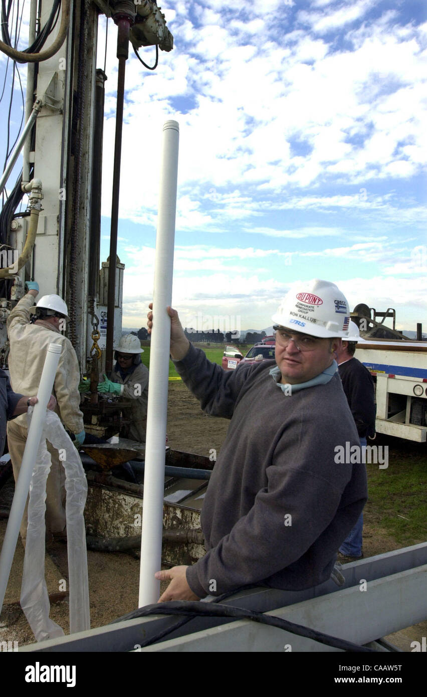 URS und Dupont Project Manager Ron Kallus zeigen das PVC-Rohr, das in der Wasserprobe in einer der vielen Brunnen gebohrt wird auf dem Dupont-Grundstück in Oakley Kalifornien sammeln Freitag, 6. Februar 2004 gestellt werden. Die Brunnen sind für das Sammeln von Wasser tief in den Boden Proben.  Die chemische ma Stockfoto
