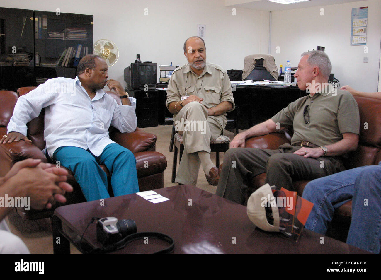 Ramiro Lopes da Silva, Musik-Produzent Quincy Jones und Jim Kimsey (ehemaliger CEO von AOL, Berater von Donald Rumsfeld) treffen im UN-Hauptquartier in Bagdad, Irak. Stockfoto