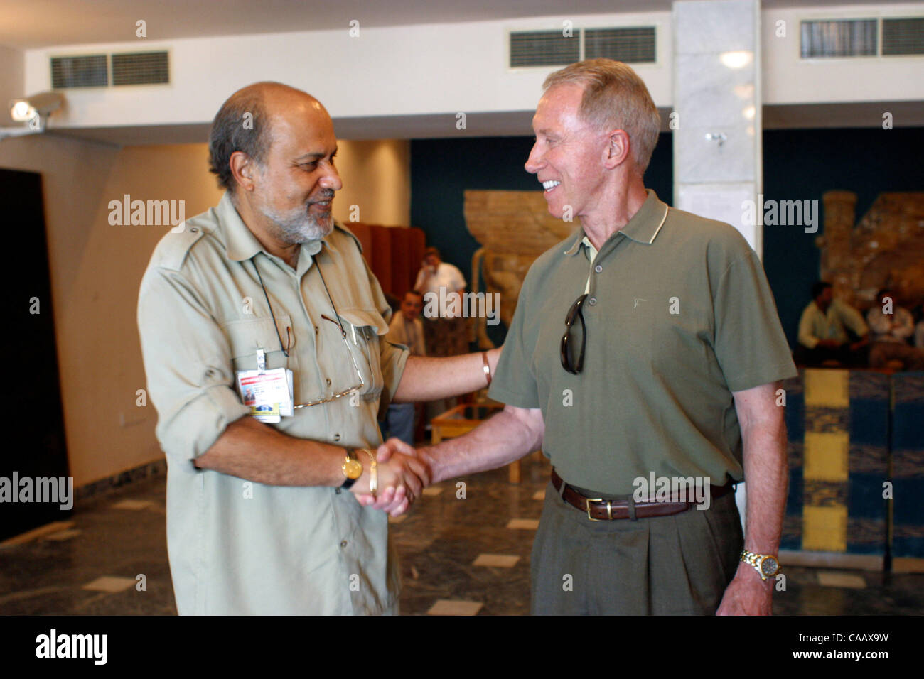 Ramiro Lopes da Silva und Jim Kimsey (ehemaliger CEO von AOL, Berater von Donald Rumsfeld) treffen im UN-Hauptquartier in Bagdad, Irak. Stockfoto