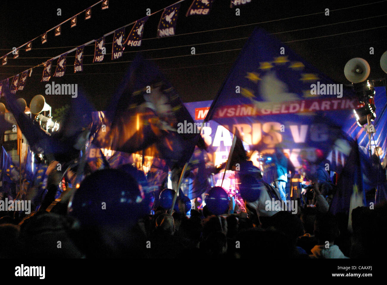 12. Dezember 2003; Lefkosa, türkische Republik N. Zypern; Rallye der BDH (Frieden und Demokratie-Bewegung), die Anti-türkische Partei in Nordzypern. Stockfoto