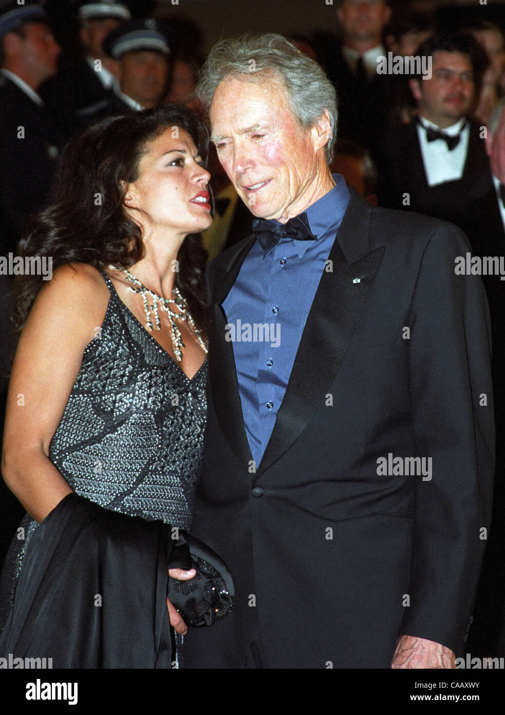 27. Februar 2004; Cannes, Frankreich; CLINT EASTWOOD und KEVIN BACON, TIM ROBBINS und LAURENCE FISHBURNE bei "Mystic River" Fototermin beim Cannes Film Festival 2003.  Obligatorische Credit: Foto von Frederic Injimbert/ZUMA Press. (©) Copyright 2004 von Frederic Injimbert Stockfoto