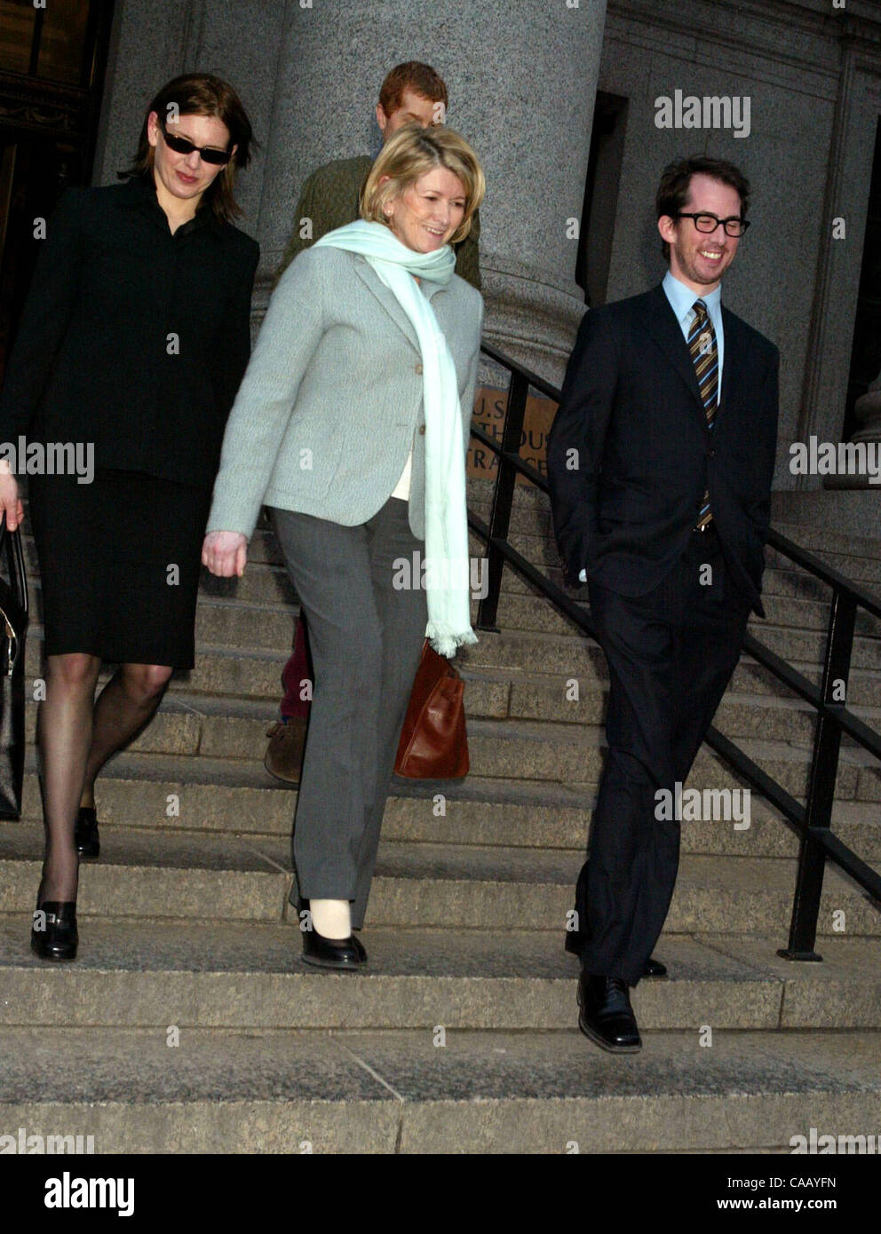 1. März 2004; New York, NY, USA; Inländische Diva MARTHA STEWART verlässt Manhattan Bundesgerichtshof. Ein Richter wies die Wertpapiere Betrug Anklage vor ihr am Freitag. Stockfoto