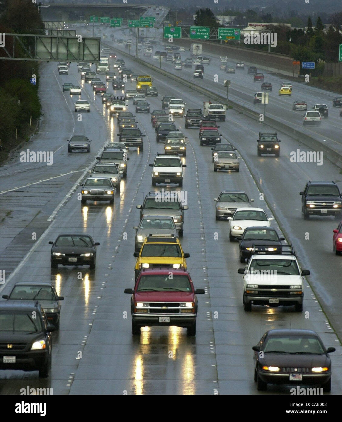 Verkehr auf der Autobahn 680 im Laufe des Nachmittags pendeln an einem regnerischen Tag in Dublin, Kalifornien, Donnerstag, 26. Februar 2004. 26.02.04 (CONTRACOSTA ZEITEN / DOUG DURAN) COMMUTE4. JPG Stockfoto