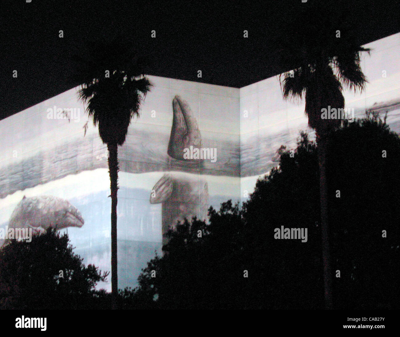31. März 2004; Redondo Beach, Kalifornien, USA; Das Kunstwerk von WYLAND hier abgebildet in Redondo Beach, Kalifornien wurde 1991 fertiggestellt und heißt '' Grey Whale Migration''. Es ist auf die Southern California Edison Kraftwerk gemalt. Die Stadt dachte, dass es 12 Monate in Anspruch nehmen würde; Wyland fertig Stockfoto