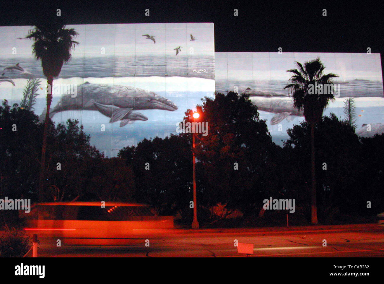 31. März 2004; Redondo Beach, Kalifornien, USA; Das Kunstwerk von WYLAND hier abgebildet in Redondo Beach, Kalifornien wurde 1991 fertiggestellt und nennt sich "Grey Whale Migration". Es ist auf die Southern California Edison Kraftwerk gemalt. Die Stadt dachte, dass es 12 Monate in Anspruch nehmen würde; Wyland fertig Stockfoto