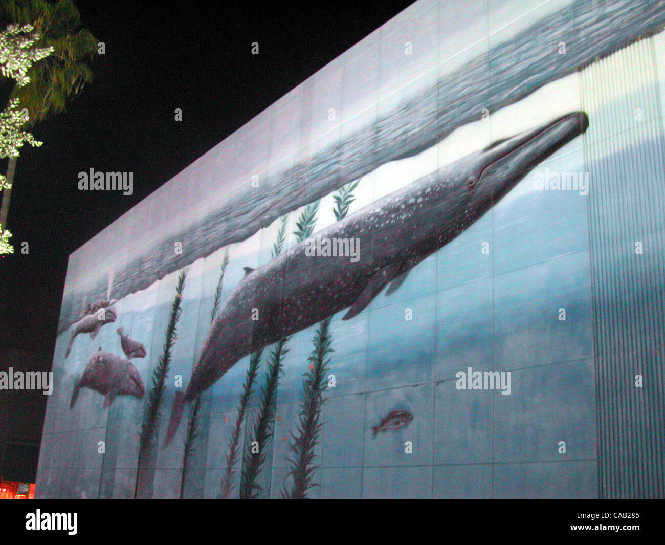 31. März 2004; Redondo Beach, Kalifornien, USA; Das Kunstwerk von WYLAND hier abgebildet in Redondo Beach, Kalifornien wurde 1991 fertiggestellt und heißt '' Grey Whale Migration''. Es ist auf die Southern California Edison Kraftwerk gemalt. Die Stadt dachte, dass es 12 Monate in Anspruch nehmen würde; Wyland fertig Stockfoto