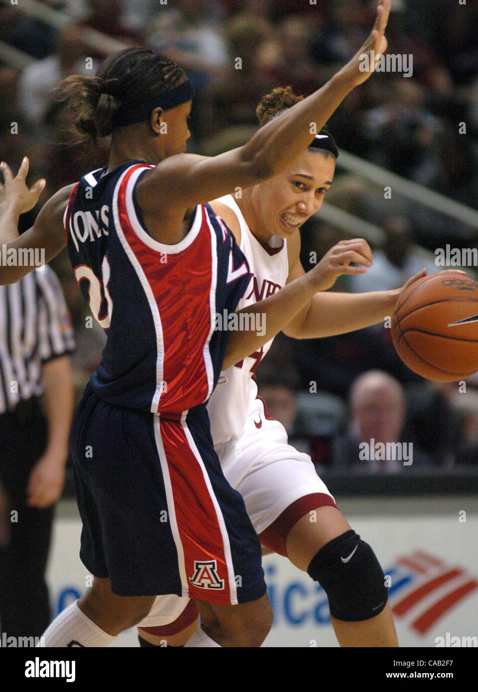 Stanfords Nicole Powell (Cq, rechts) versucht vorbeizufahren Arizonas Natalie Jones (Cq, links) im ersten Halbjahr 2004-PAC-10-Turnier-Finale im HP Pavilion in San Jose, Kalifornien am Montag, den 8. März 2004 gespielt. (Contra Costa Times / Dan Honda) 2004 Stockfoto