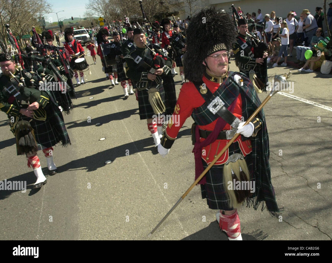 Drum Major Fred Rutledge führt das Piemont Highlanders Drum und Rohre Band während der Dublin St. Patrick's Parade in Dublin, Kalifornien, auf Samstag, 13. März 2004. 13.03.04 (CONTRA COSTA TIMES / DOUG DURAN) DUBPAT4. JPG Stockfoto