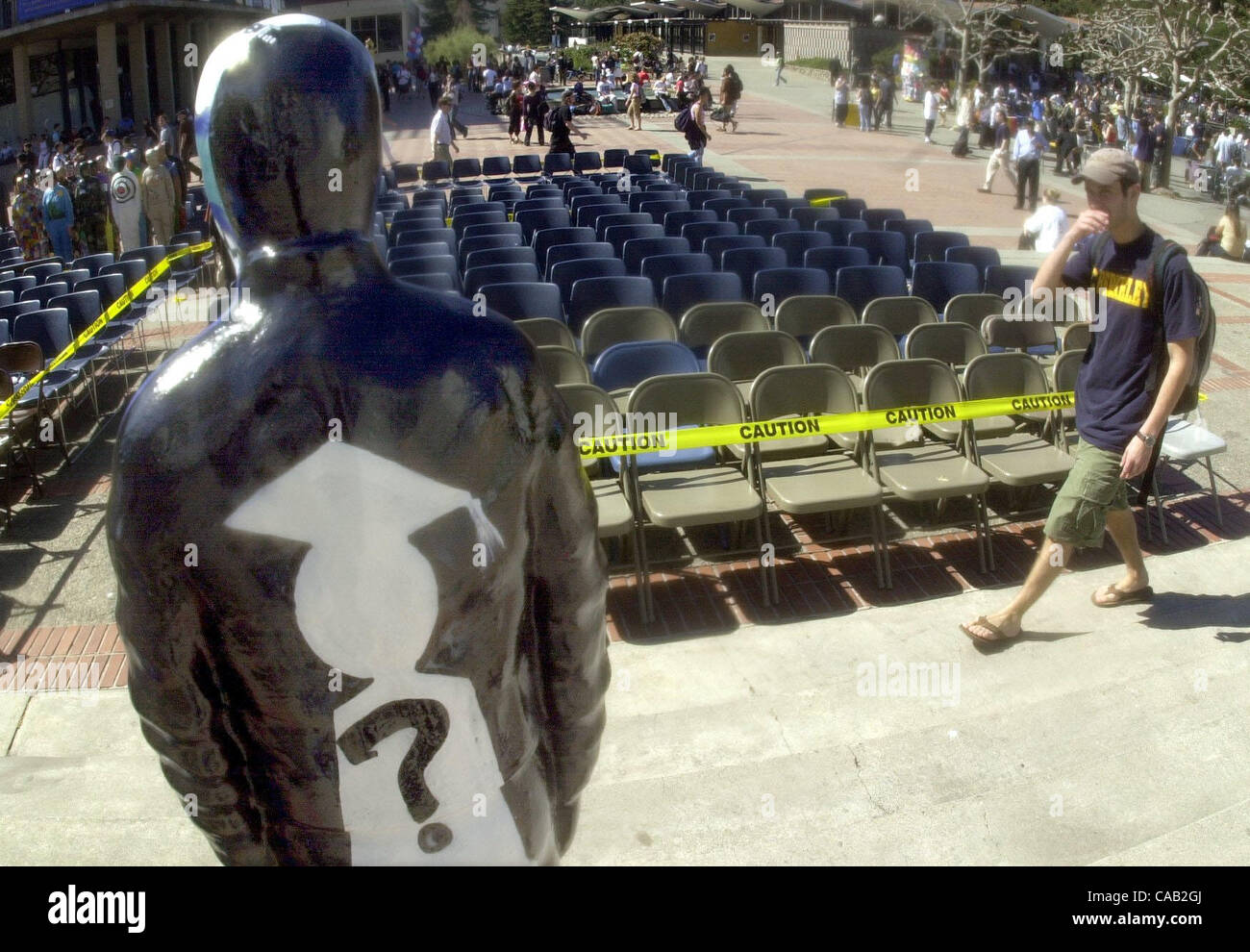 Leere Stühle für ein mock Beginn Einberufung am Sproul Plaza symbolisieren die 400 UC Berkeley-Studenten, die eine Abstufung, wenn Gouverneur Arnold Schwarzenegger vorgeschlagenen Haushaltskürzungen zu höherer Bildung genehmigt verweigert werden. Foto auf UC Berkeley Campus in Berkeley, Kalifornien, am Dienstag, 09. März, 2 Stockfoto