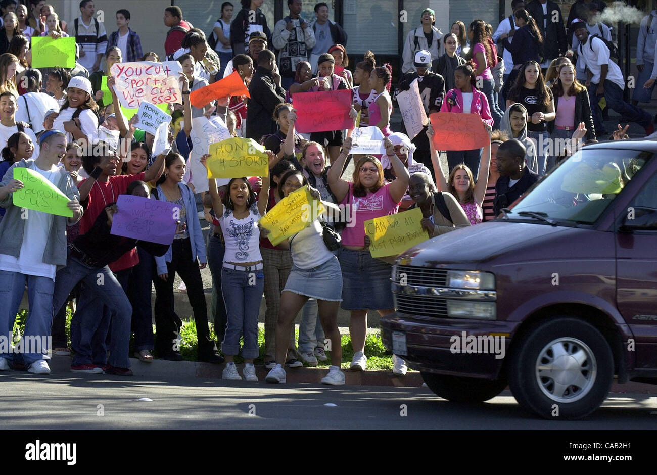 De Anza High Studenten singen "Sie schneiden Sie Sport, wir schneiden Klasse", wie sie des Bezirks Kürzungen vorgenommen, Schulprogramme auf Dienstag, 9. März 2004 in Richmond, Kalifornien protestieren   Einige 400 Schüler ging aus der Klasse an De Anza High, weil der Westen Contra Costa Unified School District, die erste in Kalifornien geworden ist Stockfoto