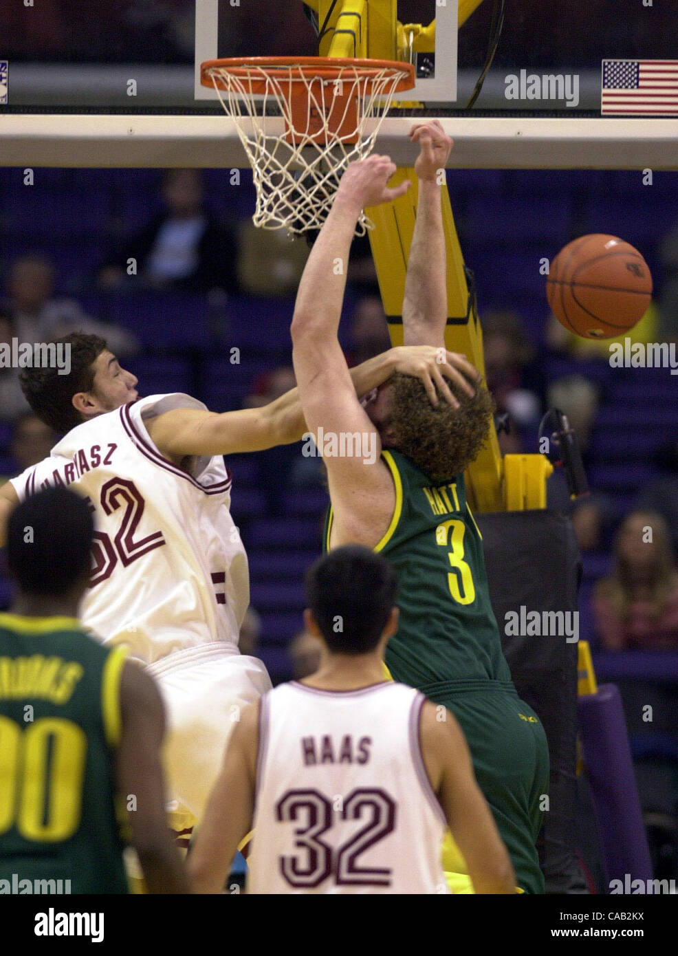 Stanfords Matt Haryasz bekommt einer Handvoll Mitch Platts Haare nach Sperrung den Oregon Schuss in der 1. Zentren Hälfte ihre 2. Runde Spiel in der Pac-10-Turnier im Staples Center in Los Angeles, CA. Stanford Forderungen an Samstag Titelmatch mit ihren 70-63-Sieg.  (Contra Costa Times / Karl Mo Stockfoto