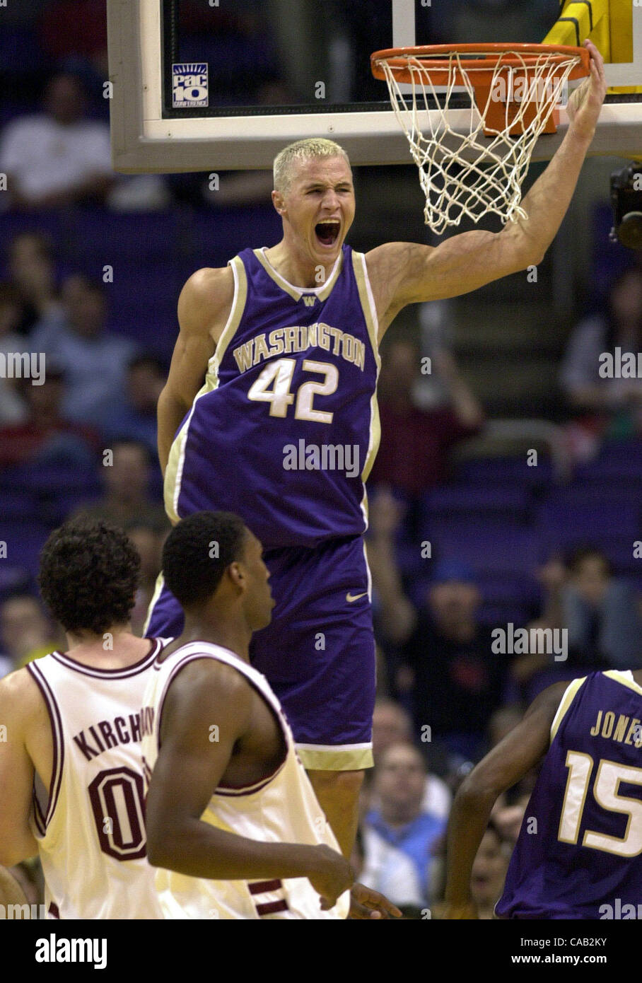 bei der Pac-10-Turnierfinale im Staples Center in Los Angeles, Kalifornien.  (Contra Costa Times / Karl Mondon/12, März 2004) Stockfoto
