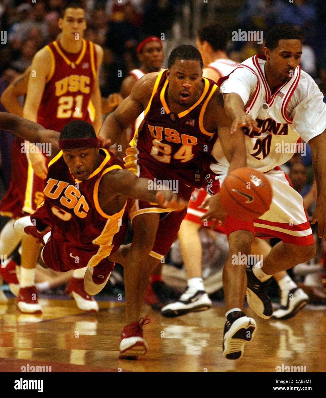 während das USC/Arizona-Spiel in der 1. Runde des Turniers Pac-10 im Staples Center in Los Angeles, Kalifornien.  (Contra Costa Times / Karl Mondon/11, März 2004) Stockfoto